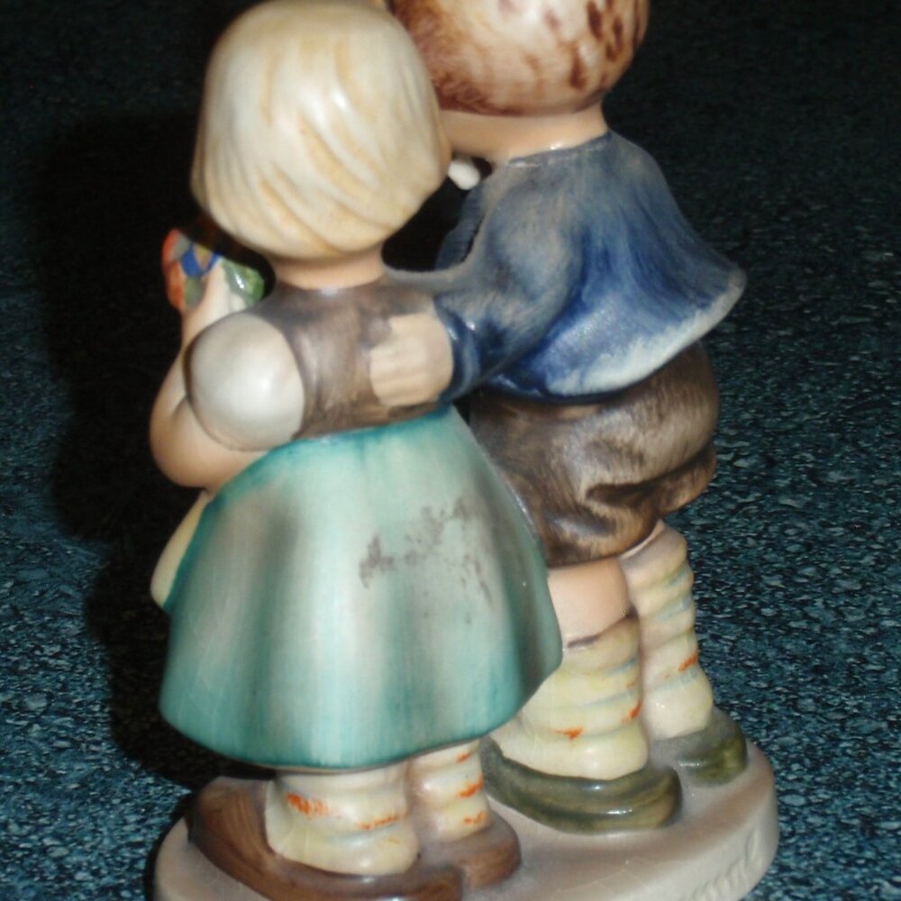 Goebel Hummel Figurine "We Congratulate" #220 TMK3 - Boy And Girl With Flowers! - Picture 4 of 9